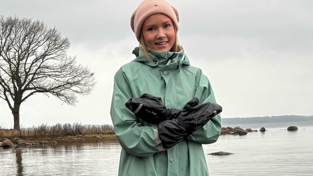Lined mittens for active children and teenagers