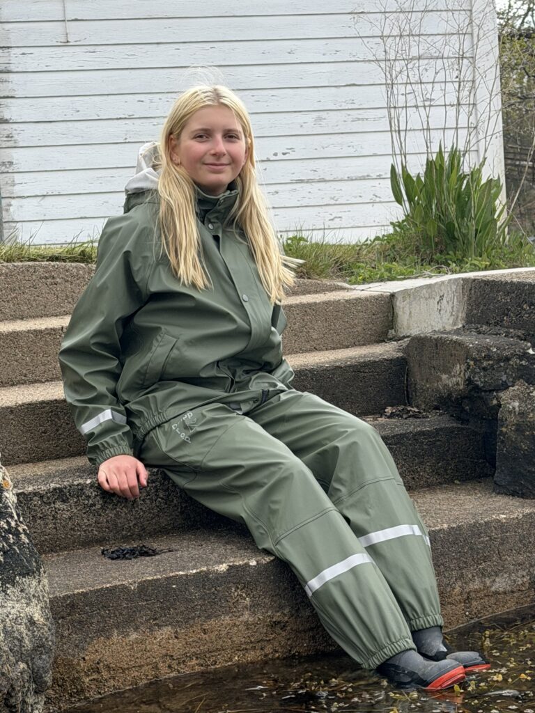 Reinforced lined rain set.